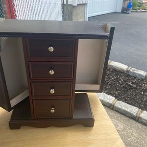 Jewelry box